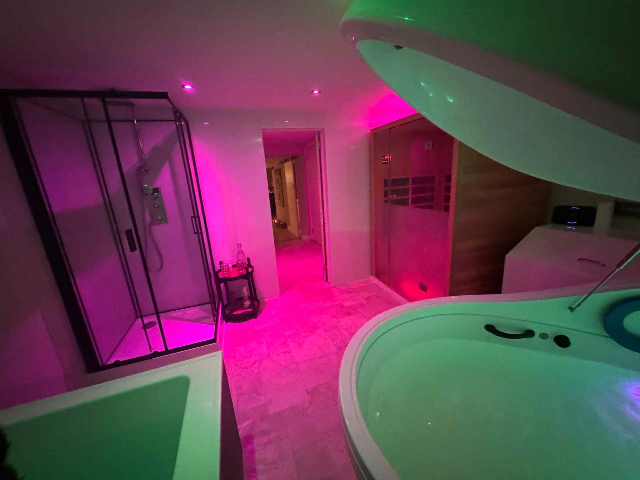 Float • Fire & Ice room with float tank, ice bath and infrared sauna